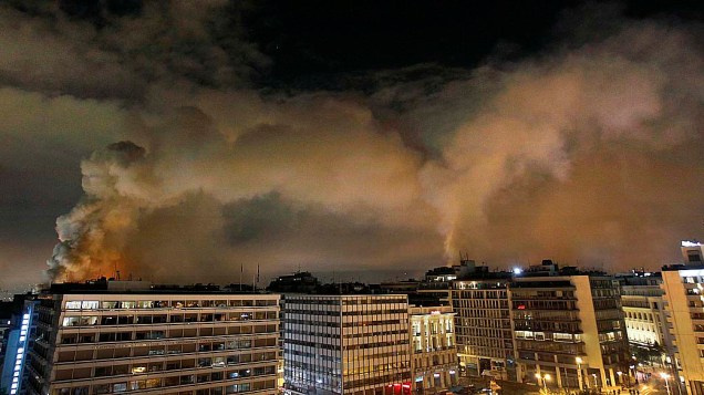 prédios em chamas em torno da Praça Syntagma, no centro de Atenas