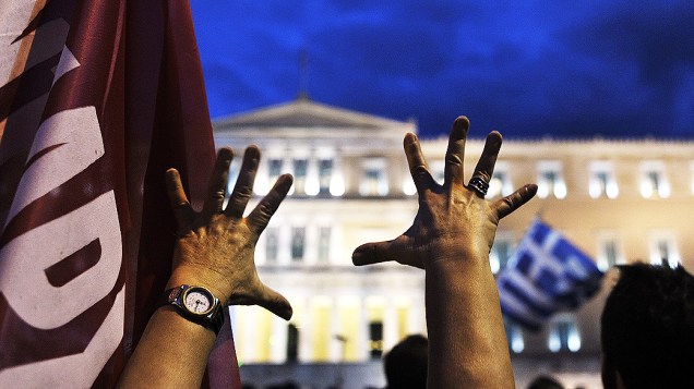 Sob protestos, Parlamento da Grécia discute plano de austeridade, em 07/11/2012