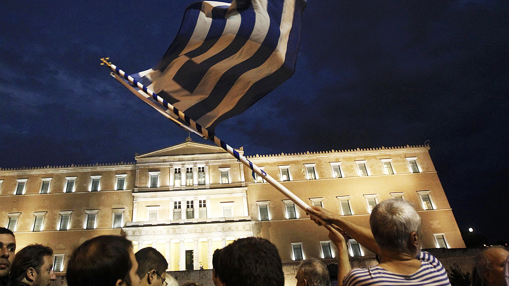 Sob protestos, Parlamento da Grécia discute plano de austeridade, em 07/11/2012