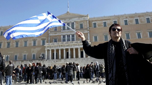 Mulher protesta em frente ao Parlamento grego, em Atenas