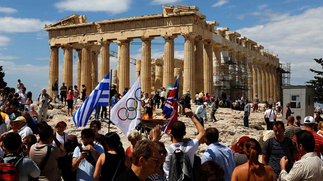 Tocha e chama olímpica chegam à Acropolis, em Atenas (Grécia), antes de seguir para o Reino Unido na sexta-feira