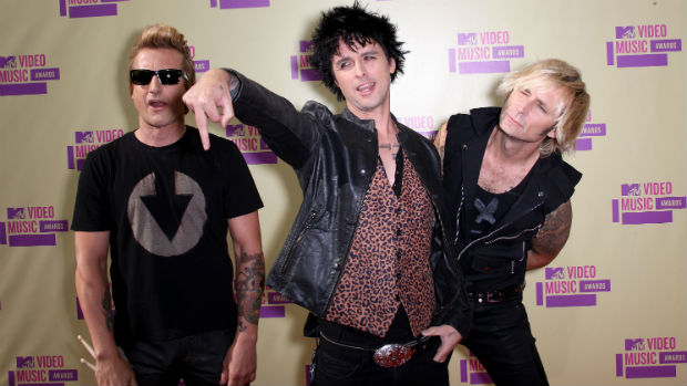 Mike Dirnt, Billie Joe Armstrong e Tre Cool, do Green Day, no VMA 2012