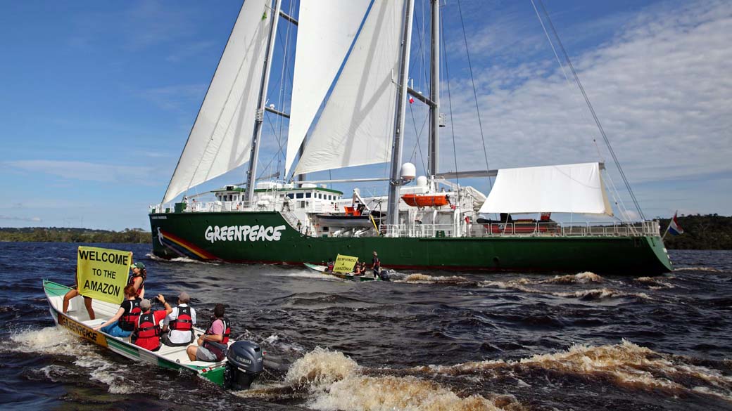 A embarcação 'Rainbow Warrior', do Greenpeace, chega a Manaus para navegar pela costa brasileira
