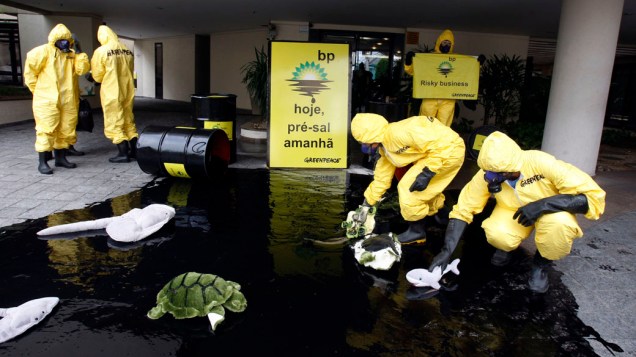 Integrantes do Greenpeace protestam em frente da sede da British Petroleum em de São Paulo contra o desastre ambiental ocorrido no Golfo do México. Os manifestantes derramaram barris com líquido preto e usaram pelúcias para simbolizar os animais afetados pelo derramamento de óleo. Os ativistas protestaram também contra o pré-sal
