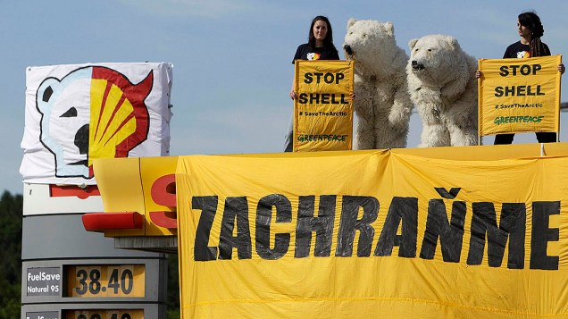 Ativistas do Greenpeace fazem protesto no topo de estação de petróleo da Shell, em Praga, na República Tcheca, contra o uso de um quebra-gelo para perfuração no norte do Alasca (EUA)