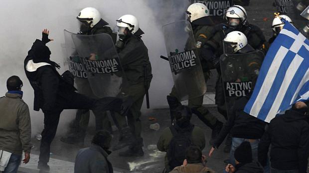 Manifestantes e policiais da Grécia entraram em confronto durante protesto contra novo plano de austeridade