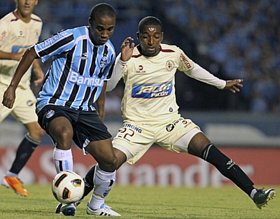 Borges disputa lance durante jogo contra equipe peruana: com duas vitórias, Grêmio lidera grupo 2 da Libertadores.