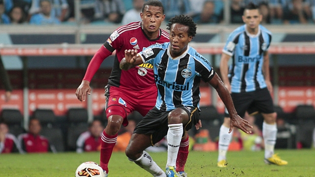 Com dois gols no jogo, o veterano meia Zé Roberto liderou o Grêmio na partida de ida contra o Caracas