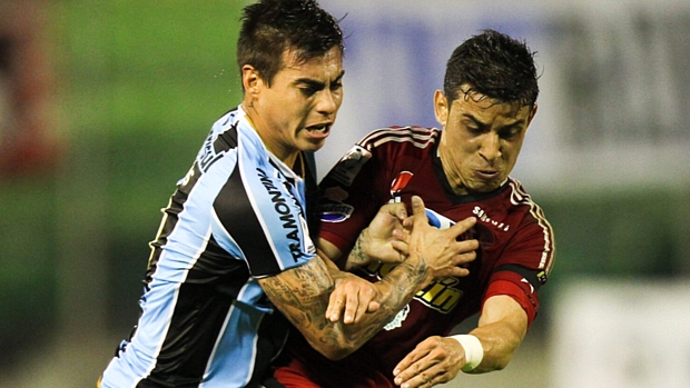 Vargas disputa bola com Guerra: com derrota para o Caracas, Grêmio perde chance de liderar o Grupo 8