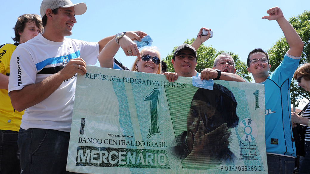 Torcedores do Grêmio protestam contra Ronaldinho Gaúcho, antes da partida contra o Flamengo, pelo Campeonato Brasileiro - 30/10/2011