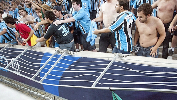 Grade de proteção caiu durante comemoração da torcida na Arena do Grêmio