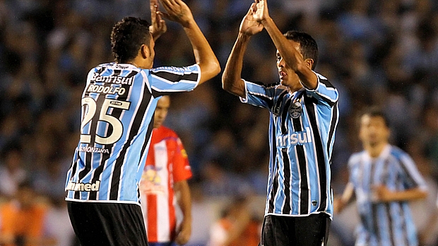 Rodolfo (esquerda) e Lúcio comemoram gol na vitória que credenciou o Grêmio à próxima fase da Libertadores.