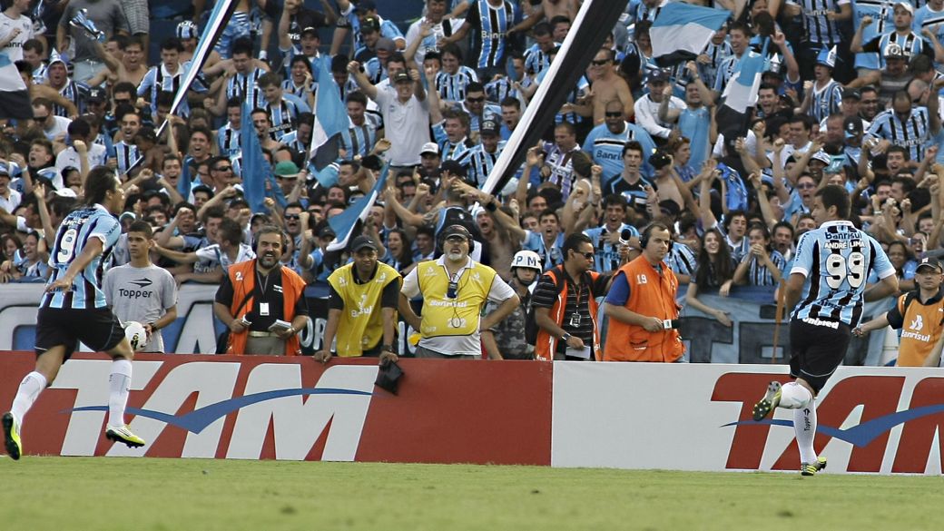 Marcelo Moreno e André Lima comemoram gol do Grêmio contra o São Paulo