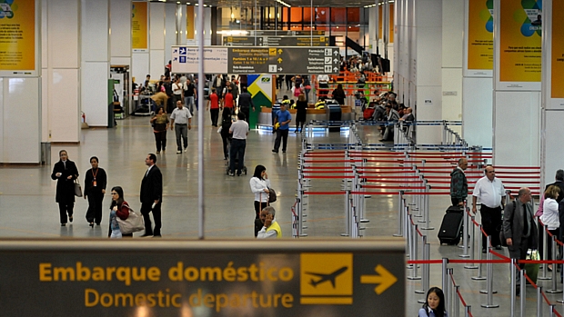 Movimentação de passageiros no Aeroporto Internacional Presidente Juscelino Kubtschek, em Brasília (DF), no começo da noite desta quarta-feira