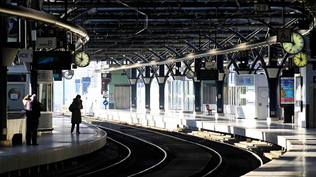 Plataforma vazia do terminal de Thalys em Bruxelas, na Bélgica. Trabalhadores de transporte do pais também aderiram à greve transnacional