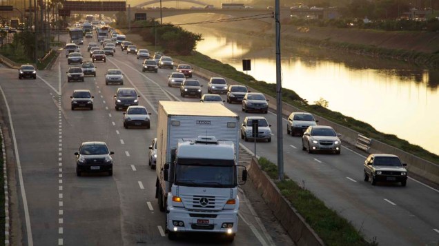 Com a nova restrição sobre os caminhões, eles ficam sujeitos a multa de R$ 85,12 e quatro pontos na carteira de habilitação se a desrespeitarem, em São Paulo Com a nova restrição sobre os caminhões, eles ficam sujeitos a multa de R$ 85,12 e quatro pontos na carteira de habilitação se a desrespeitarem, em São Paulo