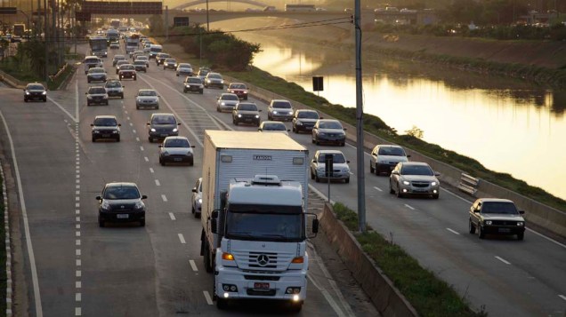 Com a nova restrição sobre os caminhões, eles ficam sujeitos a multa de R$ 85,12 e quatro pontos na carteira de habilitação se a desrespeitarem, em São Paulo