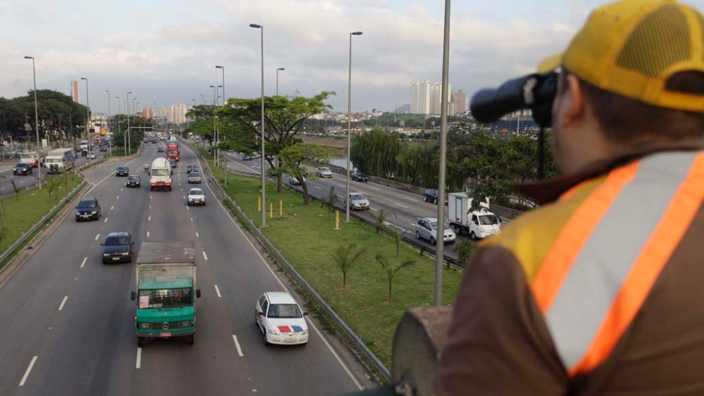 Agentes da Companhia de Engenharia de Trafego (CET) fiscalizam Marginal Tietê, em São Paulo
