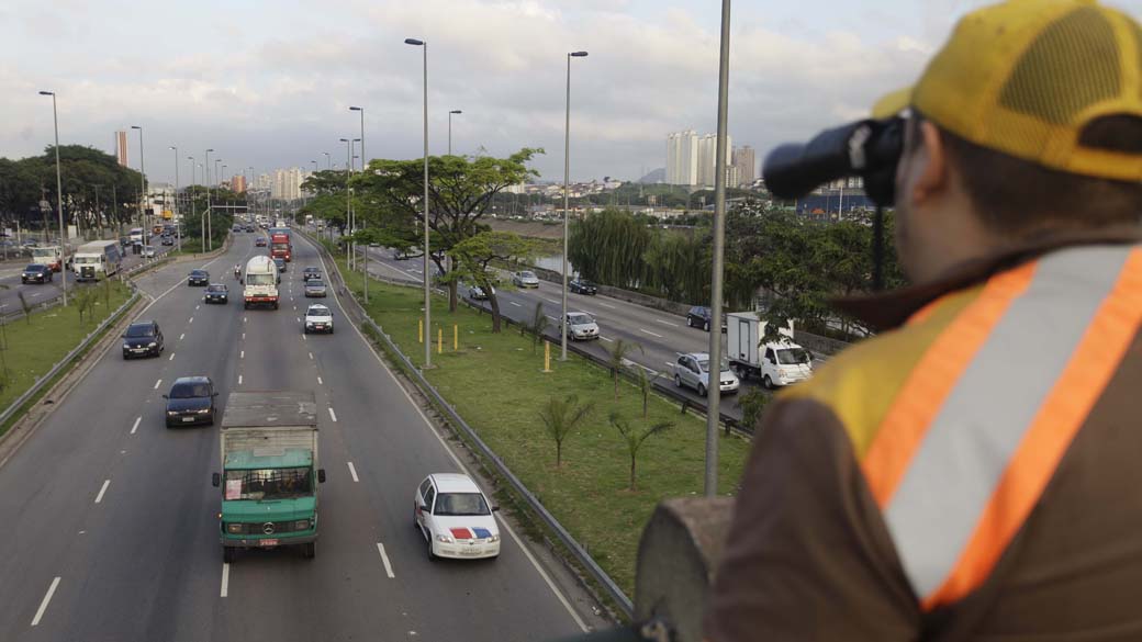 Agentes da Companhia de Engenharia de Trafego (CET) fiscalizam Marginal Tietê, em São Paulo
