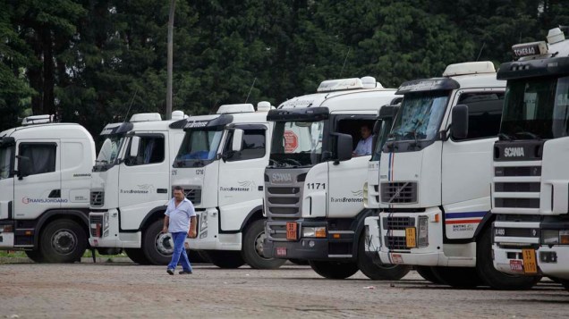Caminhões tanque são vistos parados, em protesto contra a nova restrição de caminhões que não poderão rodar pelas pistas da Marginal do Rio Tietê, entre outras, em certos horários