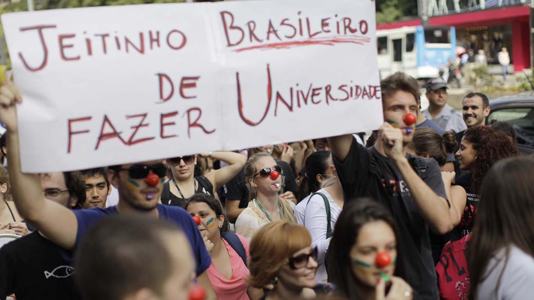 Professores em greve e alunos da Universidade Federal de Sao Paulo (Unifesp) fazem passeata pela Av. Paulista. (28/05/2012)