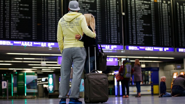 Painel de aeroporto em Frankfurt informa o cancelamento de voos de Lufthansa; comissários da empresa estão em greve