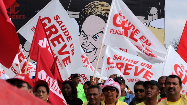 Grevistas, de vários setores do funcionalismo público, fazem marcha pela Esplanada de Ministérios para protestar contra os baixos salários e reivindicar melhorias salariais para suas áreas