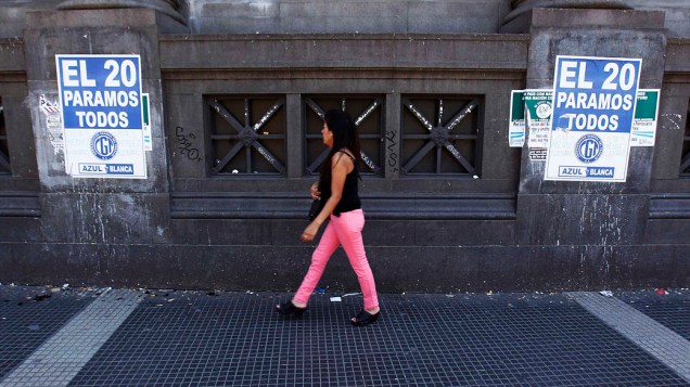 Mulher nos arredores da estação Retiro em Buenos Aires durante a greve 