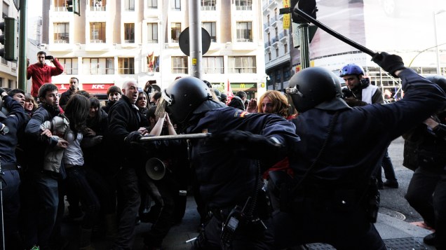 Manifestantes entram em confronto com a polícia em Madri durante a greve geral na Espanha