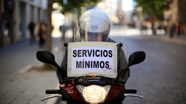 Funcionário da empresa de transporte público de Sevilha durante a greve geral na Espanha