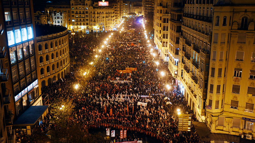 Manifestantes tomaram as ruas de Valência para protestar contras as medidas de austeridade do governo durante a greve geral na Espanha no ano passado