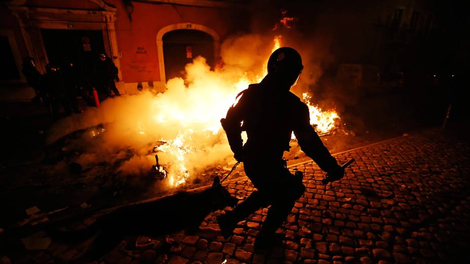Policial nas proximidades do edifício do parlamento português em Lisboa durante a greve geral e protestos contra as políticas de austeridade do governo