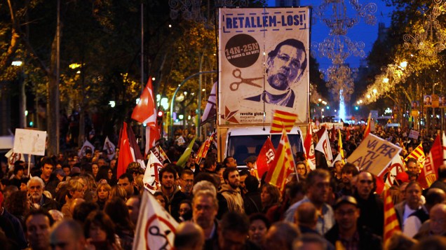 Manifestantes tomam as ruas de Barcelona para protestar contras as medidas de austeridade do governo durante a greve geral na Espanha