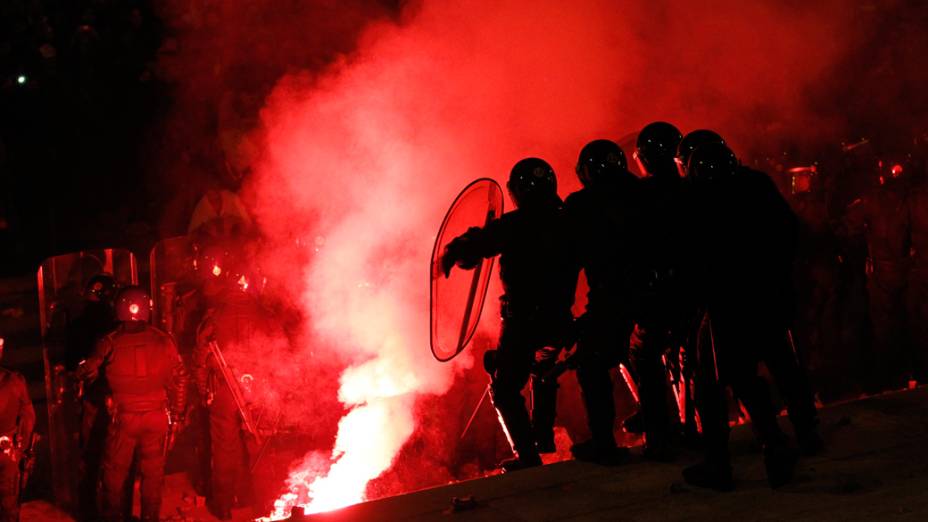 Policiais montam guarda nas proximidades do edifício do parlamento português em Lisboa durante a greve geral e protestos contra as políticas de austeridade do governo