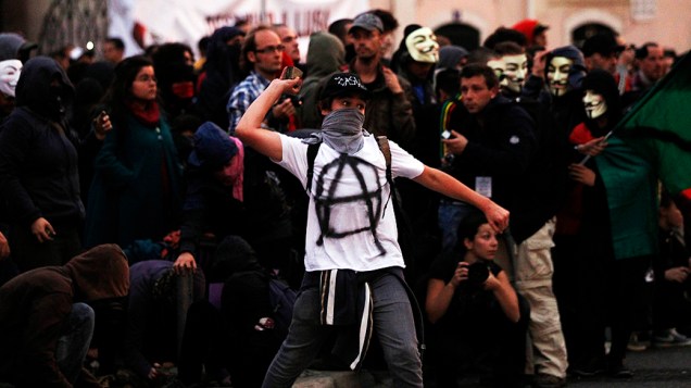 Manifestante atira pedra em policiais de Lisboa durante a greve geral em Portugal