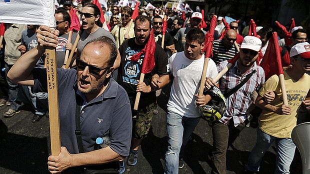 Integrantes do Partido Comunista grego marcham na frente do Parlamento em Atenas