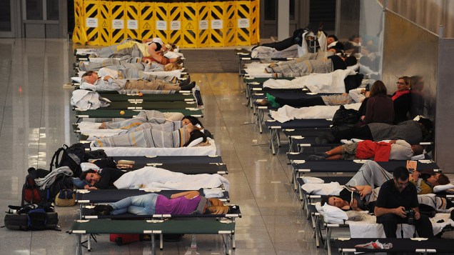 Passageiros dormem no aeroporto de Munique, durante greve de funiconários da Lufthansa na Alemanha