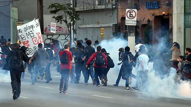Metroviários em greve e membros do MTST (Movimento dos Trabalhadores Sem Teto), são dispersados com gás lacrimogêneo na estação Ana Rosa do metrô