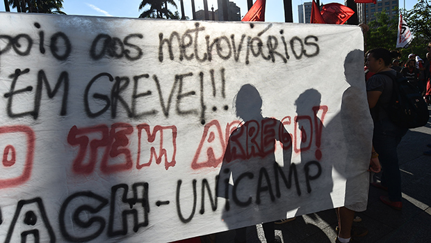 Membros do MST e metroviários durante manifestação na Praça da Sé, em 09/06/2014