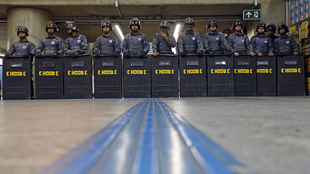 Tropa de choque na estação Ana Rosa do metrô, em 09/06/2014