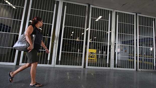 Funcionários do metrô do Recife iniciaram na madrugada desta terça-feira uma greve por tempo indeterminado