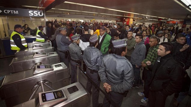 Estação Corinthians-Itaquera da CPTM, na Zona Leste de São Paulo, que está fechada para embarque e desembarque, foi invadida nesta quinta