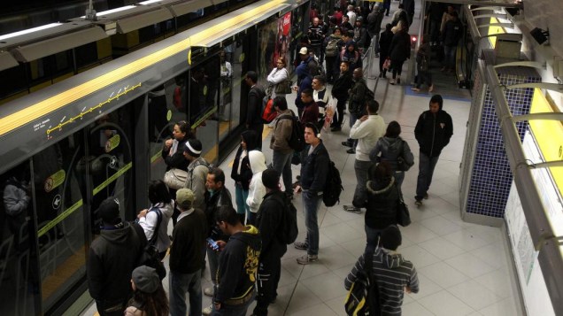 Usuários na Linha Amarela do Metrô, que funciona normalmente nesta quinta