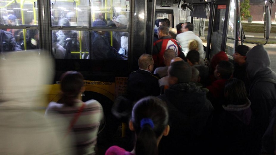 Passageiros tentam pegar ônibus nos arredores da Estação Artur Alvim da Linha 3-Vermelha do Metrô de São Paulo, que está fechada nesta quinta-feira