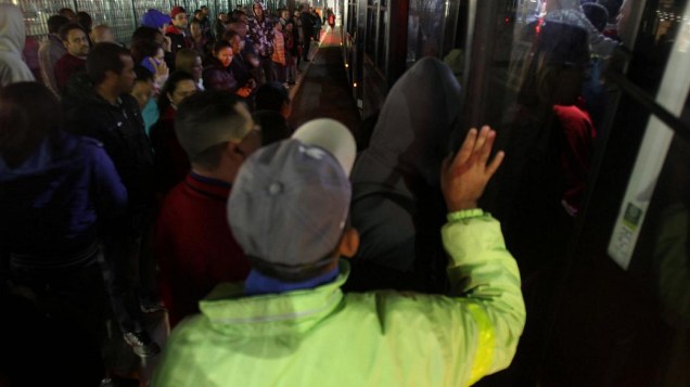 Passageiros tentam pegar ônibus nos arredores da Estação Itaquera do Metrô de São Paulo, que está fechada nesta quinta-feira
