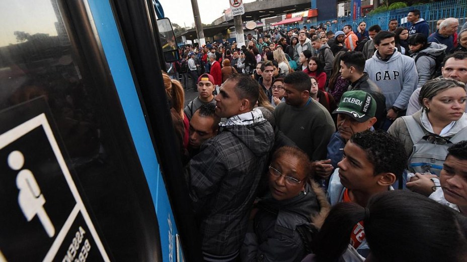 Passageiros tentam pegar ônibus nos arredores da Estação Jabaquara da Linha 1-Azul do Metrô de São Paulo, que está fechada nesta quinta-feira