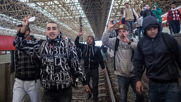 Movimento de passageiros aumenta na Estação Arthur Alvim, zona leste da cidade, com o metrô operando parcialmente nesta quinta-feira (5), no primeiro dia da greve dos metroviários