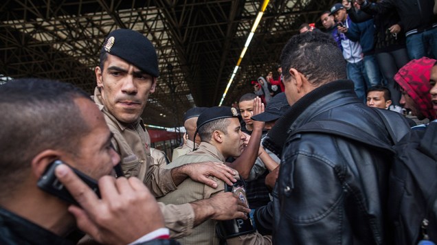 Policiais entraram em confronto com os usuários do metrô durante o primeiro dia de greve em São Paulo Policiais entraram em confronto com os usuários do metrô durante o primeiro dia de greve em São Paulo