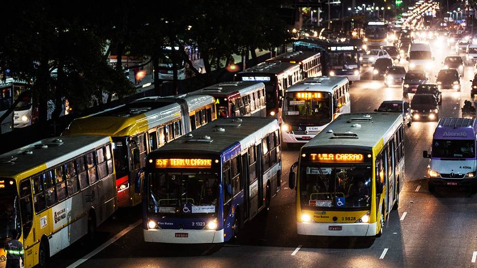 Usuários do Metrô (Companhia do Metropolitano de São Paulo), que desembarcaram na Estação Tatuapé, na zona leste de São Paulo, tentam embarcar em ônibus na avenida Radial Leste