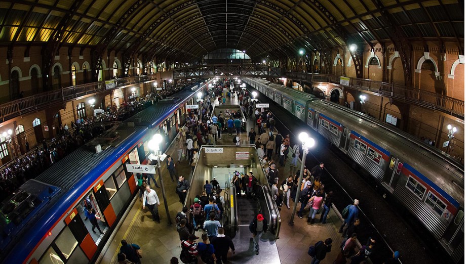 Movimentação de pessoas voltando para casa na região da Estação da Luz, durante a greve dos Metroviários em São Paulo (SP), nesta quinta-feira (05)